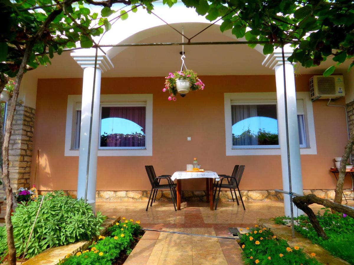 Beach Apartments Roza - The Garden Apartment บีโอกราดนาโมรู ภายนอก รูปภาพ