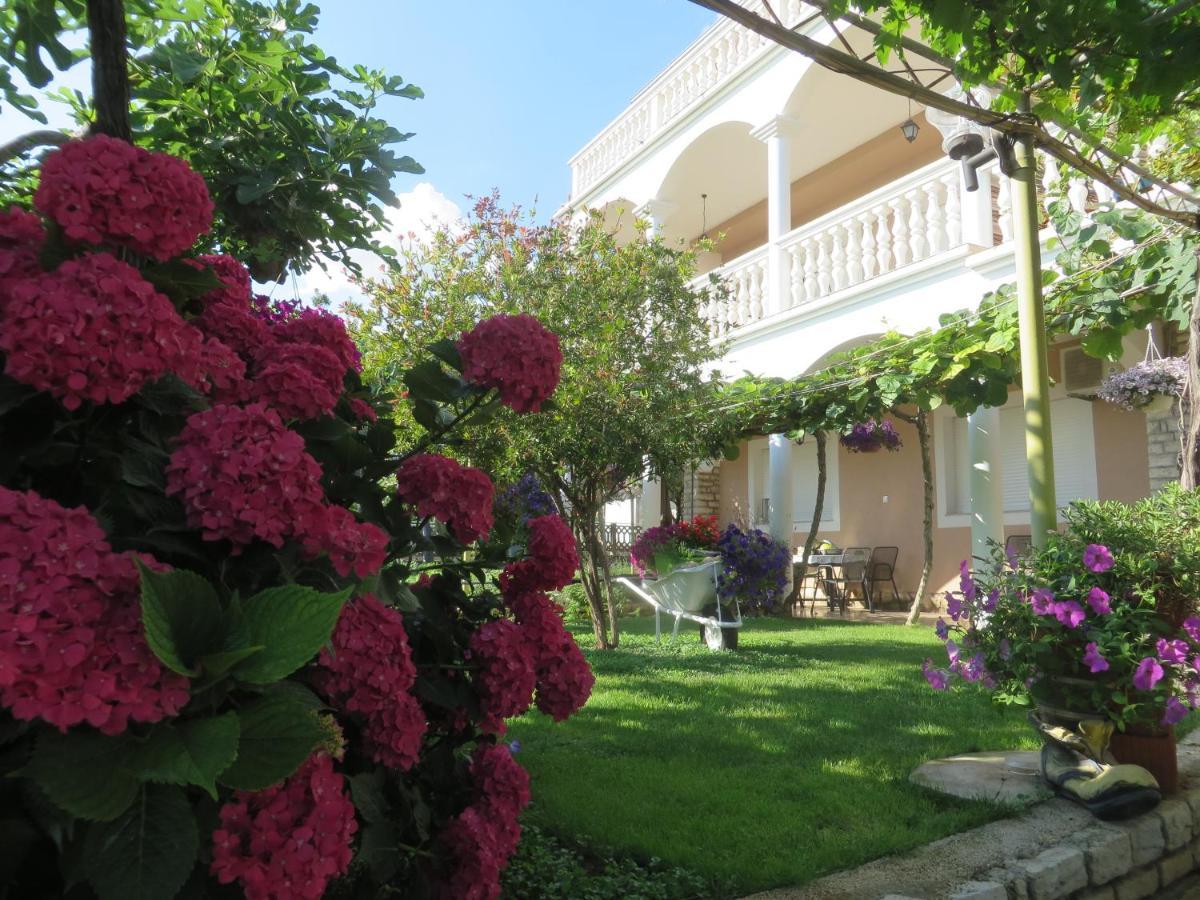 Beach Apartments Roza - The Garden Apartment บีโอกราดนาโมรู ภายนอก รูปภาพ