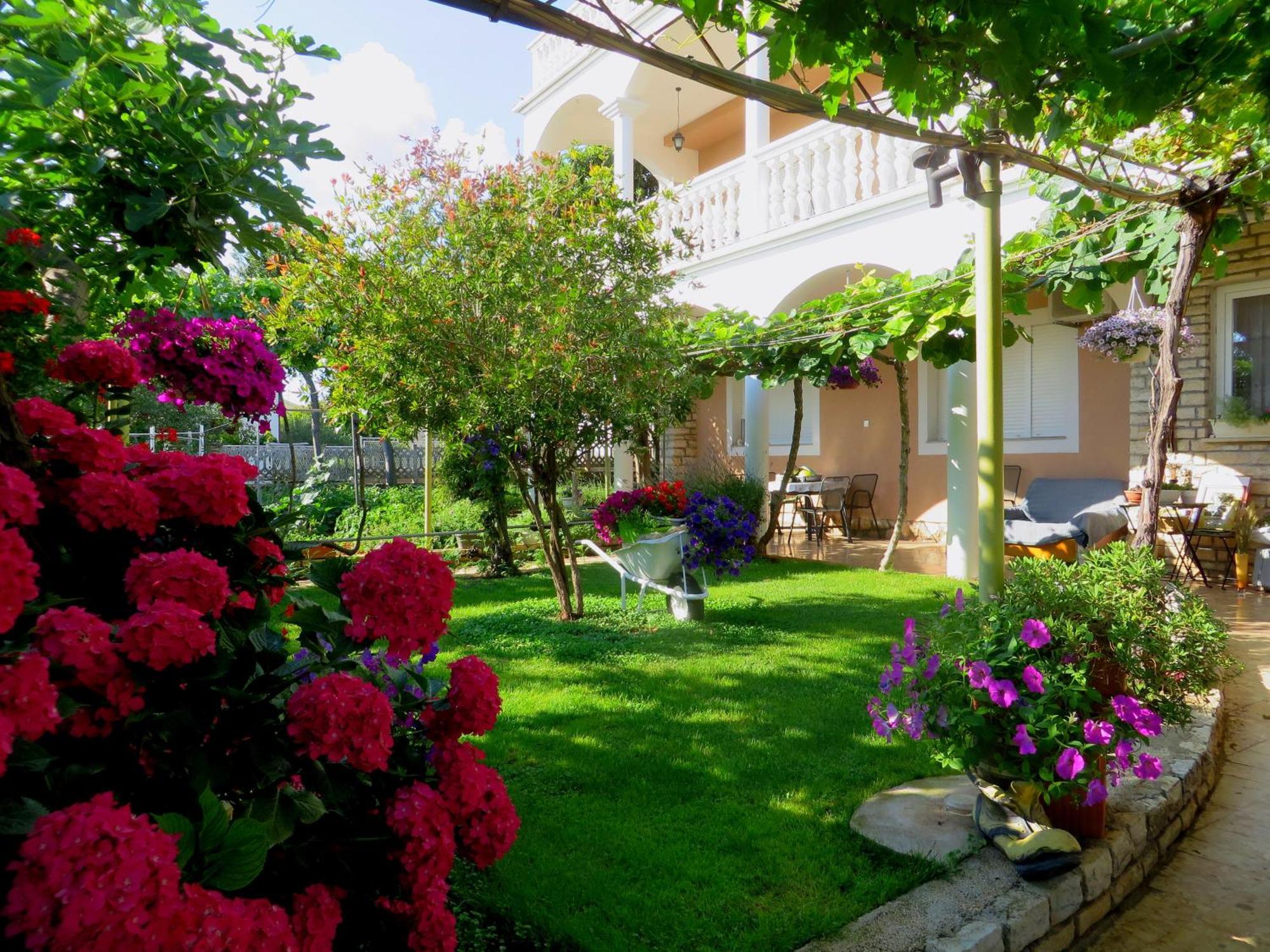 Beach Apartments Roza - The Garden Apartment บีโอกราดนาโมรู ภายนอก รูปภาพ